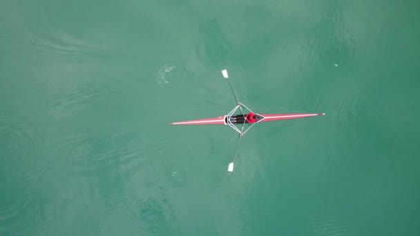 Letecký drone ptáci oko pohled video sportovní kánoe provozované mladým mužem — Stock video