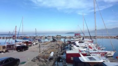 Küçük bir deniz kasabasının manzarası Urla Cesmealti izmir