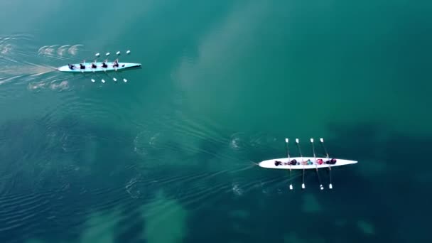 Aerial drone birds eye view video dvou sportovních kánoí operovaných týmem mladých mužů a žen — Stock video