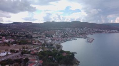  Ege Denizi yakınlarındaki küçük köy manzarası Urla, İzmir, Türkiye