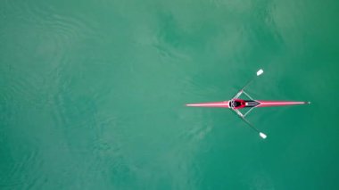 Hava aracı kuşları, genç bir adam tarafından işletilen spor kanosunun görüntüsünü alır.