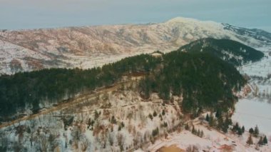 Karanlık orman, karla kaplı kara ve sis bulutları, Odemis izmir Türkiye.