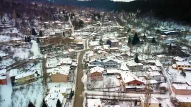 Bozdağ dağında kış sahnesi. Evler ve sokaklar karla bembeyaz. Odemis, İzmir, Türkiye