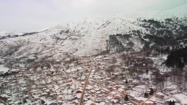 Cena de inverno na montanha Bozdag. Casas e ruas são brancas com neve. Odemis, Izmir, Turquia — Vídeo de Stock