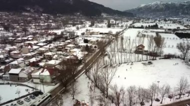 İzmir 'in İzmir ilinde kışın Golcuk Odemis Gölü drone manzarası