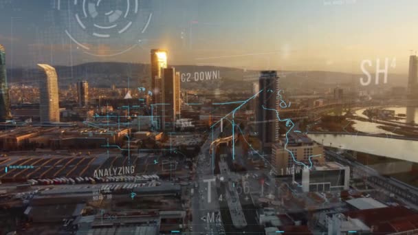Interfejs analityczny danych biznesowych przelatuje nad smart city, pokazując zmieniającą się przyszłość wywiadu biznesowego. Oprogramowanie komputerowe i sztuczna inteligencja są wykorzystywane do analizy dużych zbiorów danych na potrzeby planu strategicznego . — Wideo stockowe
