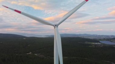 Çiftlik arazisi üzerindeki hava manzarası ve temiz yenilenebilir enerji üreten rüzgar türbinleri. Yeşil ekolojik dünya için yenilenebilir enerji üretimi. Yüksek kalite 4k görüntü