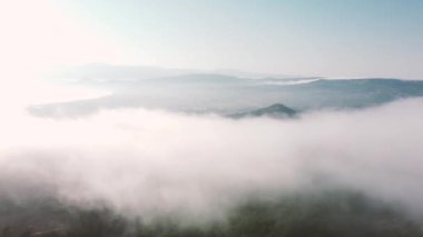 Dağlarda sabah bulutları, dağlarda sabah sisi, bulutlar ve gökyüzü üzerindeki hava manzarası. 
