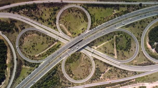 Vista aérea de la autopista y el paso elevado en la ciudad — Vídeos de Stock
