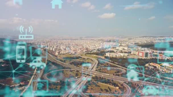 Vista aérea de la autopista moderna y varios gráficos. Concepto transporte y tecnología. Sistemas de transporte inteligentes. Movilidad como servicio. — Vídeo de stock