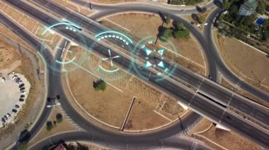 Kendi kendine giden otomobiller şehir otobanında hareket ediyor. Hız ve kimlik kontrol sistemi. Geleceğin ulaşımı. Yapay Zeka Dijitalleştiriyor ve Analiz Ediyor. İHA 'dan ateşlenmiş..