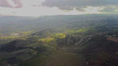 Birçok tarla, tarım arazisi, tarım arazisi, deniz ve dağ üzerinde uçmak 