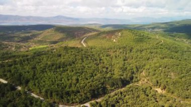 Birçok tarla, tarım arazisi, tarım arazisi, deniz ve dağ üzerinde uçmak 