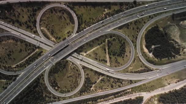 Vista aérea de la autopista y el paso elevado en la ciudad — Vídeos de Stock