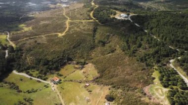Birçok tarla, tarım arazisi, tarım arazisi, deniz ve dağ üzerinde uçmak 