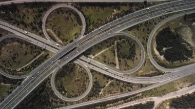 Kavşaklı otoyol kavşaklarının havadan görünüşü. Köprü yolları mimari ve ulaşım konseptine göre daire çiziyor. Üst Manzara. İzmir Türkiye