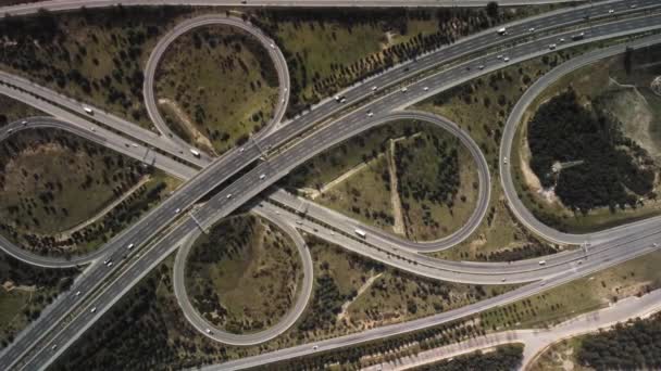 ロータリーと高速道路の接合部の空中ビュー。建築や交通の概念の構造に橋の道路の形サークル。最上階だ。イズミルトルコ — ストック動画