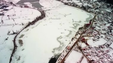 İzmir 'in İzmir ilinde kışın Golcuk Odemis Gölü drone manzarası
