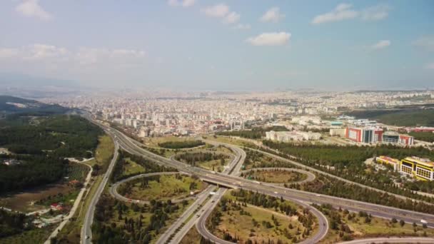 都市の高速道路と陸橋の空中風景 — ストック動画