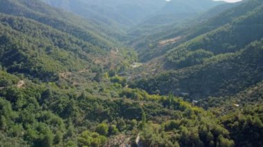 Birçok tarla, tarım arazisi, tarım arazisi, deniz ve dağ üzerinde uçmak 