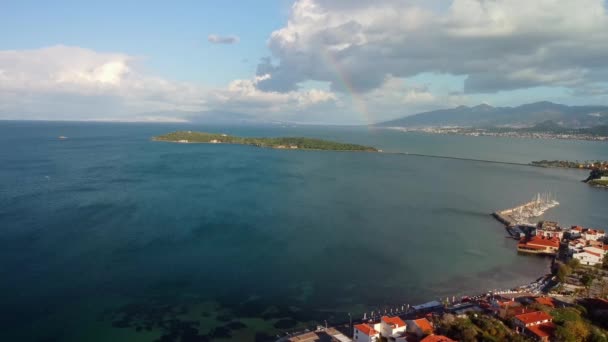 Άποψη του μικρού χωριού κοντά στη θάλασσα Ούρλα, Σμύρνη, Τουρκία — Αρχείο Βίντεο