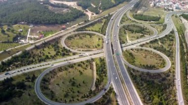 Kavşaklı otoyol kavşaklarının havadan görünüşü. Köprü yolları mimari ve ulaşım konseptine göre daire çiziyor. Üst Manzara. İzmir Türkiye