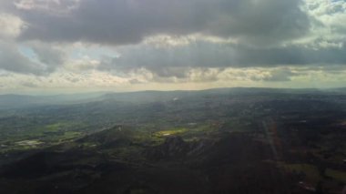 Birçok tarla, tarım arazisi, tarım arazisi, deniz ve dağ üzerinde uçmak 