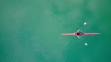 Hava aracı kuşları, genç bir adam tarafından işletilen spor kanosunun görüntüsünü alır.
