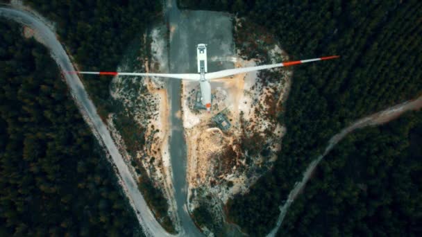 Vista aérea sobre a paisagem agrícola e turbinas eólicas gerando energia renovável limpa. Produção de energia renovável para o mundo ecológico verde. — Vídeo de Stock