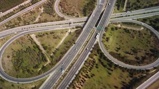 Vista aérea de la autopista y el paso elevado en la ciudad — Vídeo de stock