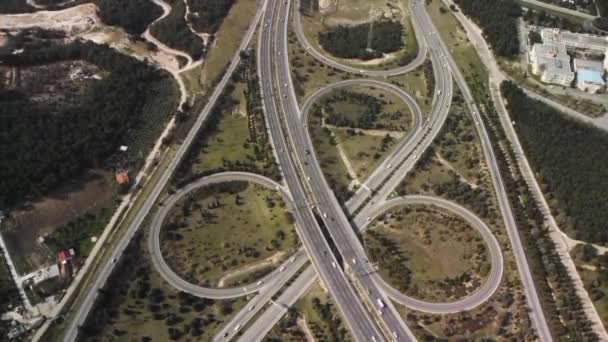 ロータリーと高速道路の接合部の空中ビュー。建築や交通の概念の構造に橋の道路の形サークル。最上階だ。イズミルトルコ — ストック動画