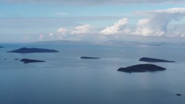 Denizde bir ada. Sakin mavi denizin ortasındaki yeşil tropikal adanın harika drone görüntüsü 