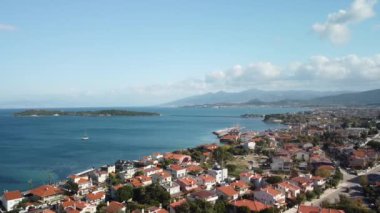  Ege Denizi yakınlarındaki küçük köy manzarası Urla, İzmir, Türkiye