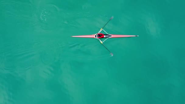 Flygfoto drönare fåglar ögonvy video av sport kanot drivs av ung man — Stockvideo