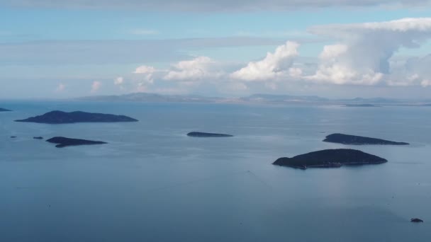 Νησί στη θάλασσα. Υπέροχη θέα drone του πράσινου τροπικού νησιού στη μέση της ήρεμης γαλάζιας θάλασσας — Αρχείο Βίντεο