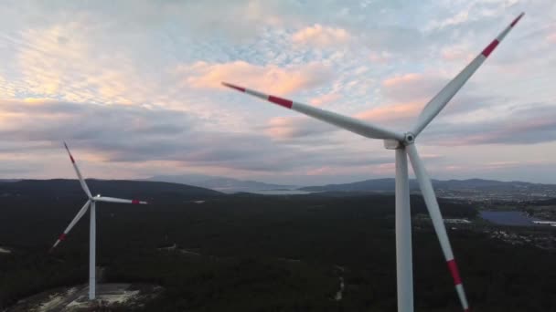 Çiftlik arazisi üzerindeki hava manzarası ve temiz yenilenebilir enerji üreten rüzgar türbinleri. Yeşil ekolojik dünya için yenilenebilir enerji üretimi. — Stok video