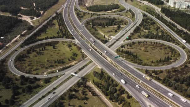 Вид с воздуха на шоссе и путепровод в городе — стоковое видео