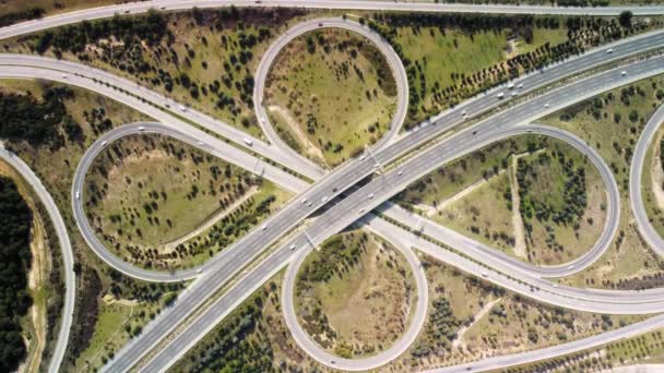 Letecký pohled na dálniční křižovatky s kruhovým objezdem. Most silnice utvářejí kruh ve struktuře architektury a dopravní koncepce. Horní pohled. Izmir Turkey — Stock video