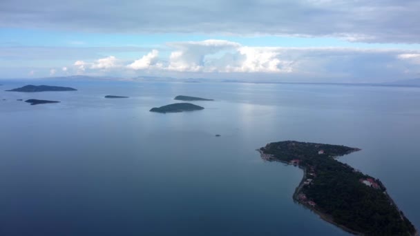 Île en mer. Magnifique vue sur drone de l'île tropicale verte au milieu de la mer bleue calme — Video