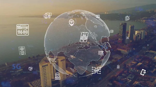 Globální připojení a modernizace internetové sítě v chytrém městě. Koncepce budoucího bezdrátového digitálního připojení 5G a sociálních sítí . — Stock fotografie