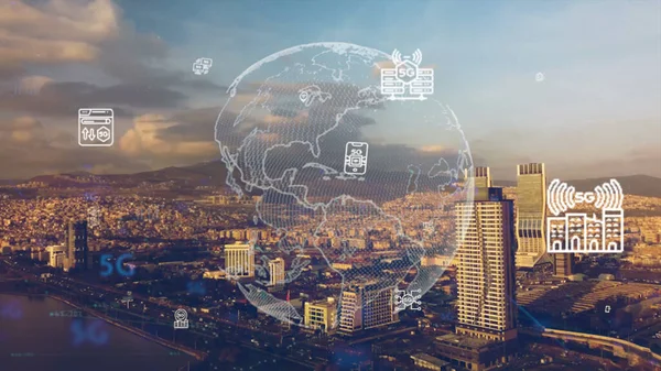 Bağlantıları olan İzmir Skyline 'ın hava görüntüsü. Teknoloji-Fütürist. Finans bölgesinin yüksek teknolojili görüntüsü bir ağ üzerinden birbirine bağlı. Nesnelerin İnterneti. Yapay zeka. — Stok fotoğraf