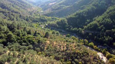 Birçok tarla, tarım arazisi, tarım arazisi, deniz ve dağ üzerinde uçmak 