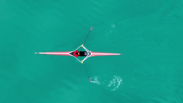 Letecký drone ptáci oko pohled video sportovní kánoe provozované mladým mužem — Stock video