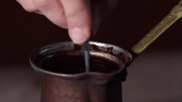 Традиционный турецкий кофе с турецким восторгом — стоковое видео