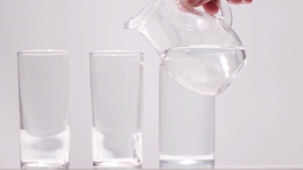 Ik giet RAKI. In de fles raki is absoluut duidelijk. Maar als je het mengt met ijs of water voor het drinken verandert het van kleur en verandert in melkachtig wit. Het kan worden drinken sec met gekoeld water aan de zijkant — Stockvideo