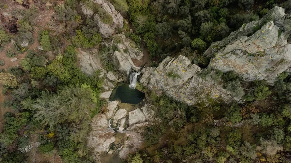 Mooie en originele panorama. Mooie en majestueuze landschap en panorama van een berg waterval, een rivier, in de textuur en harde rotsen en stenen in de middag in de zomer. — Stockfoto