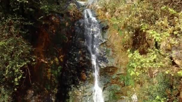 Belle cascade sur des roches vertes et moussues. Cours d'eau coulant dans un sentier rocheux parmi la forêt sauvage. Paysage sauvage de cascade de montagne. Cascade sauvage roches — Video