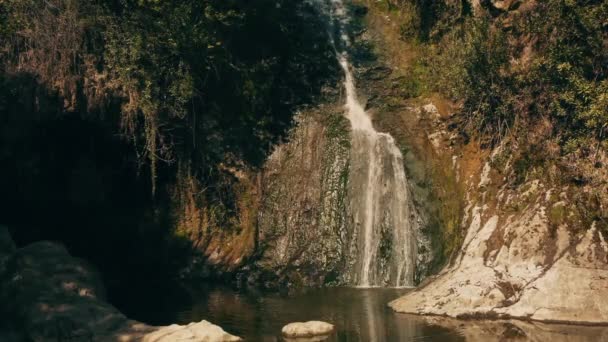Piękny wodospad na zielony poetę Issa. Strumień wody płynącej w skalistą ścieżką wśród dzikich lasów. Dziki wodospad górskiej. Dziki wodospad skały — Wideo stockowe