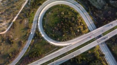 Karayolu yükü hava görünümünü. Yol kavşağı. Drone görüntüleri