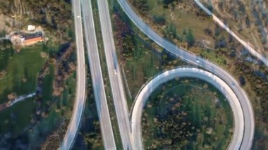 Karayolu yükü hava görünümünü. Yol kavşağı. Drone görüntüleri
